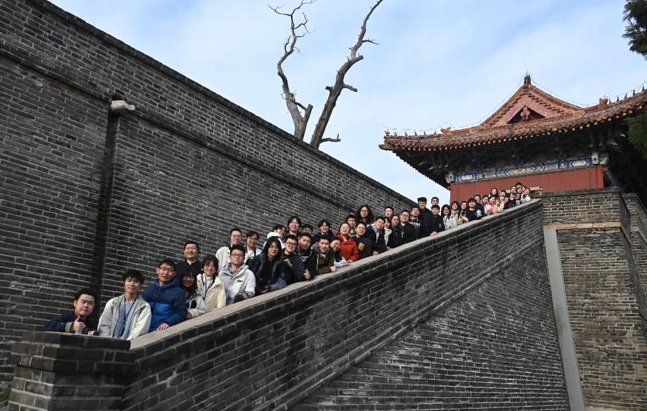 建筑前的广场上有许多人 AI 生成的内容可能不正确。